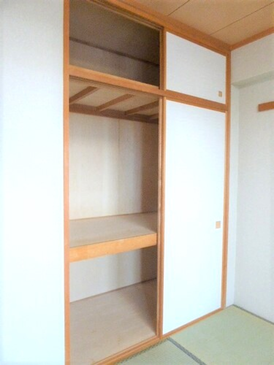 和室には物入も。