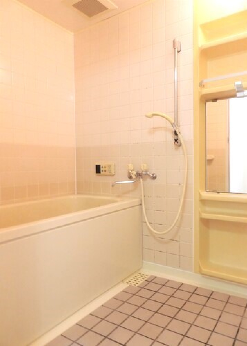 こちらも嬉しい鏡付きの浴室。