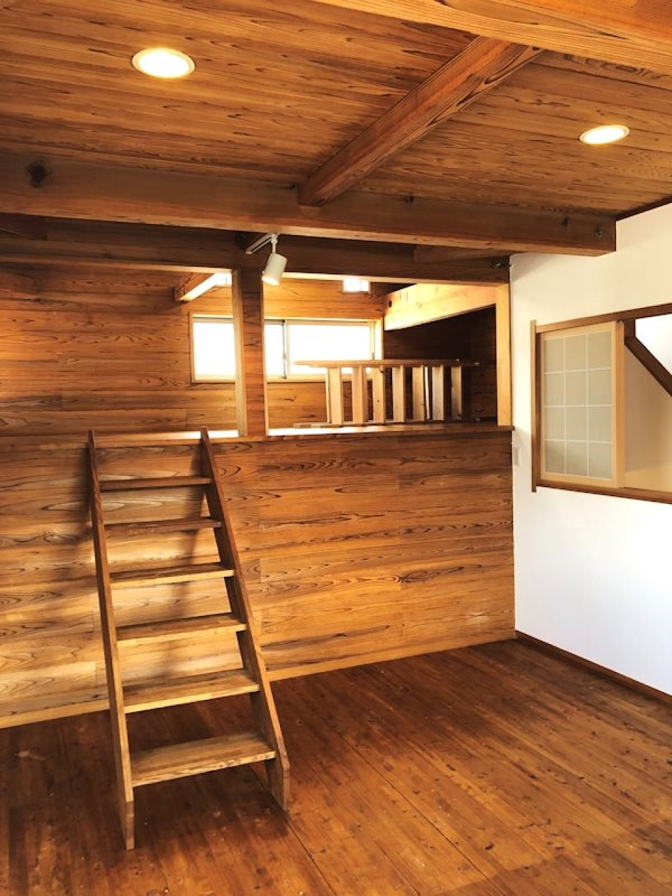 ログハウス調の空間。