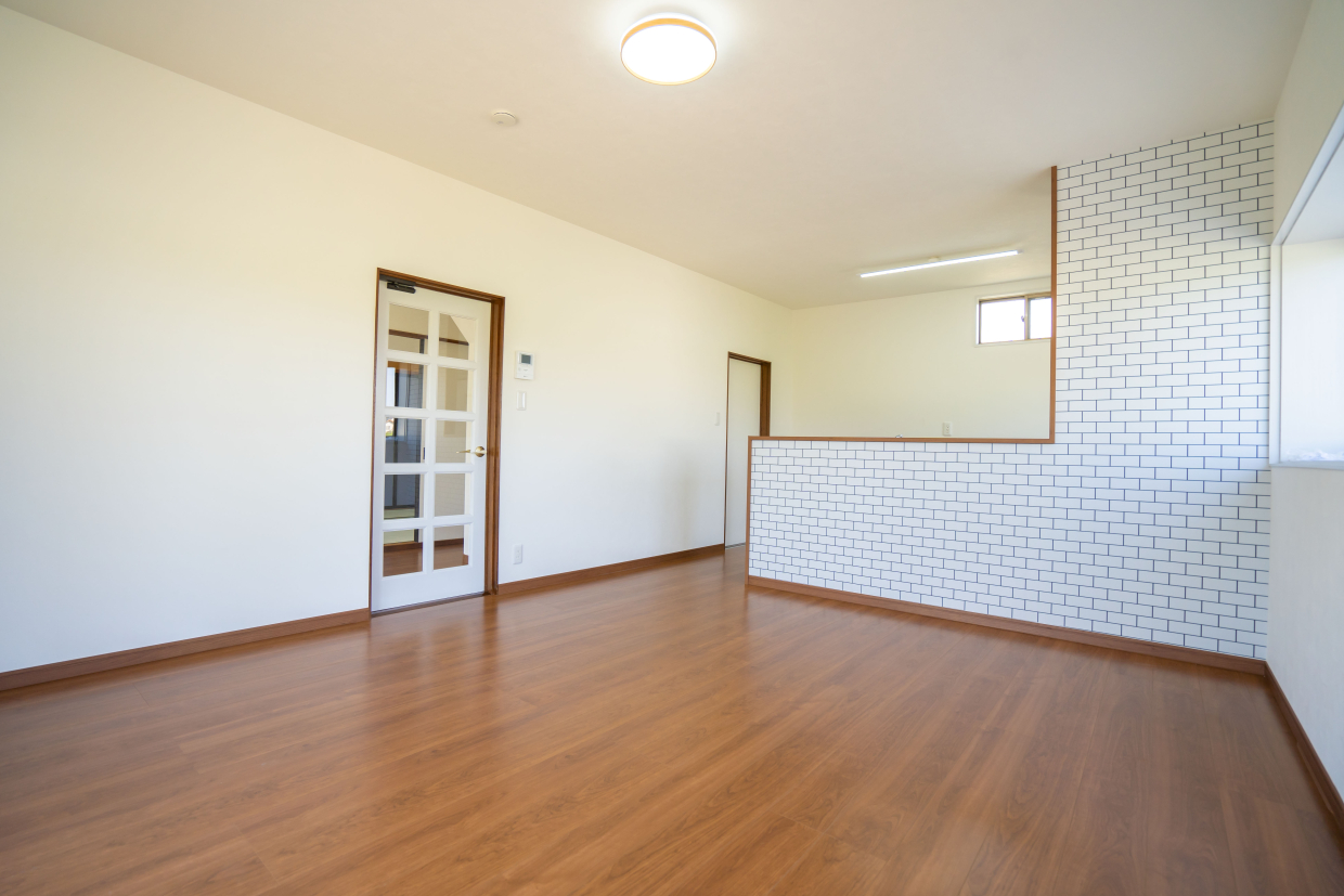 壁もオープンキッチンも白で統一して一体感がある14帖のLDK