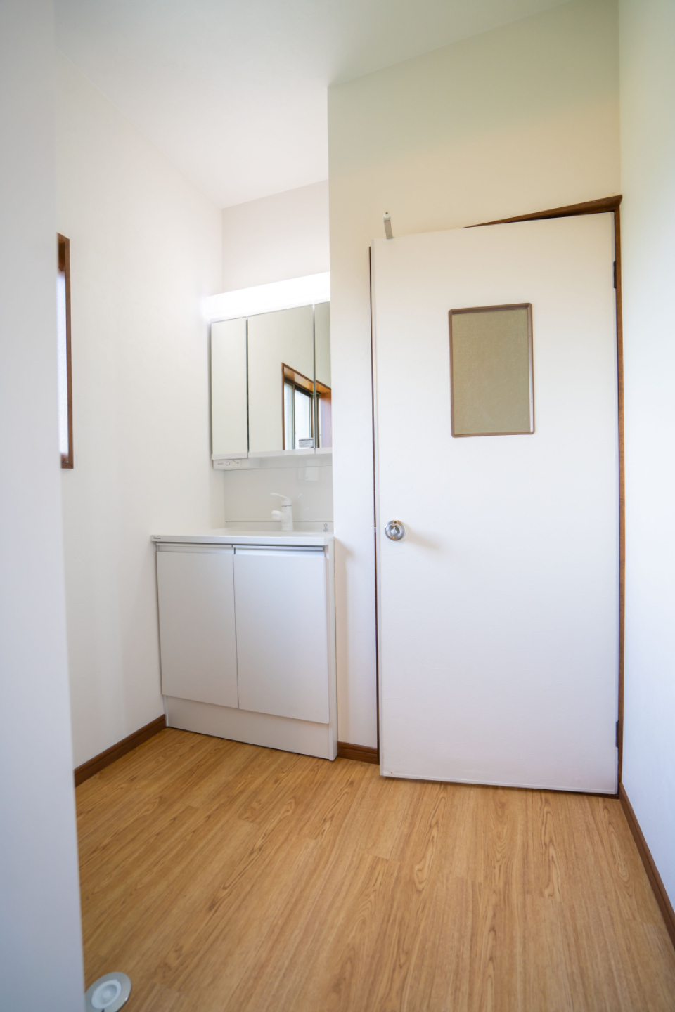 対面には洗面台とトイレ