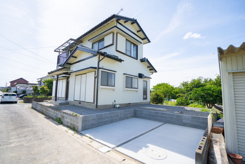 駐車場は建物東側と、