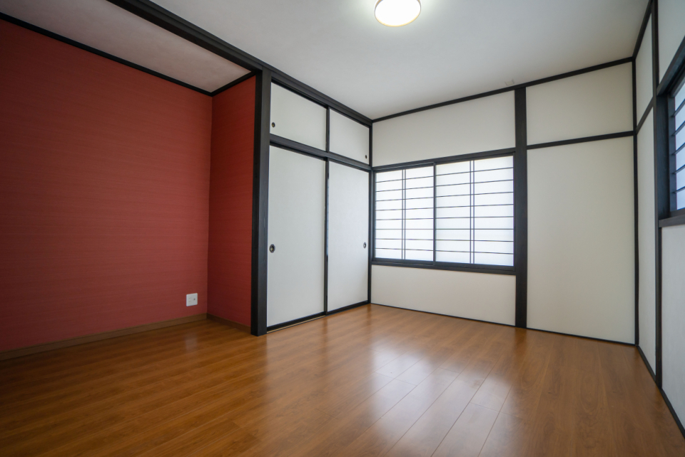 置屋のような赤壁と襖がかっこいい、東側の６帖の洋室