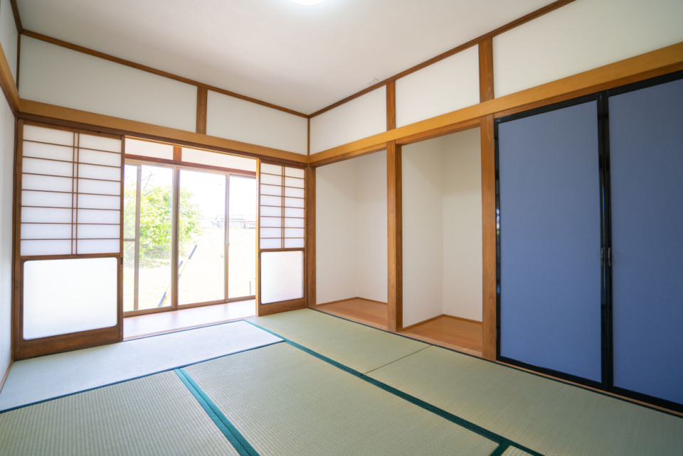 襖の青がかっこいい6畳の和室