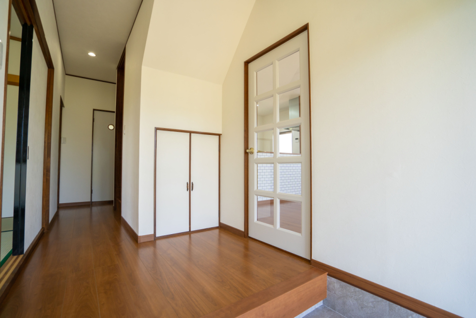 玄関ホール、階段下収納あります