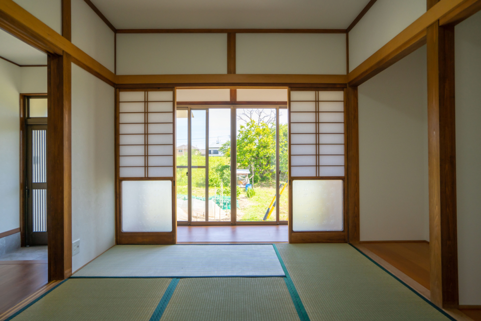 畳と窓からの緑で癒される