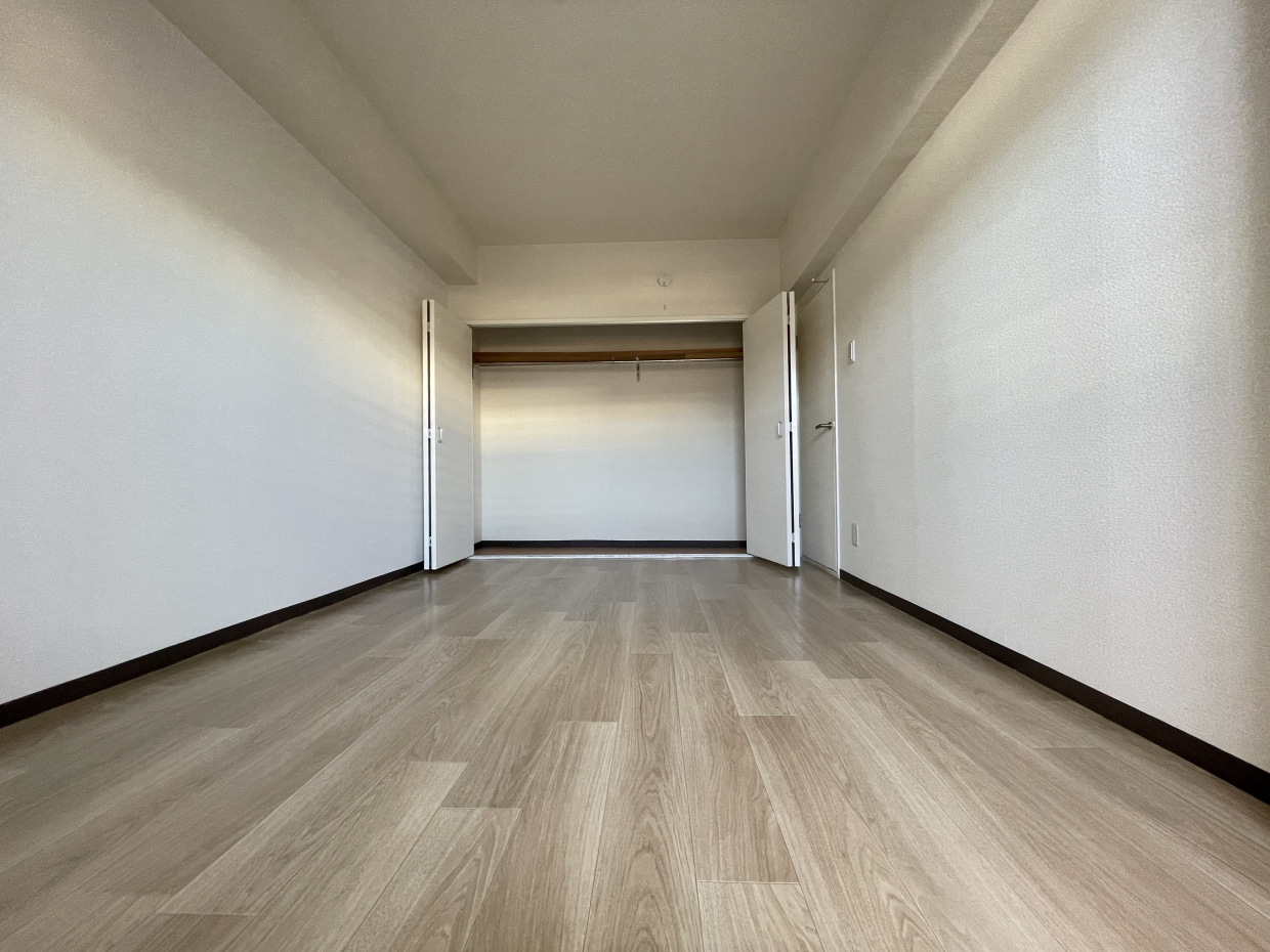 壁一面のクローゼットは大容量