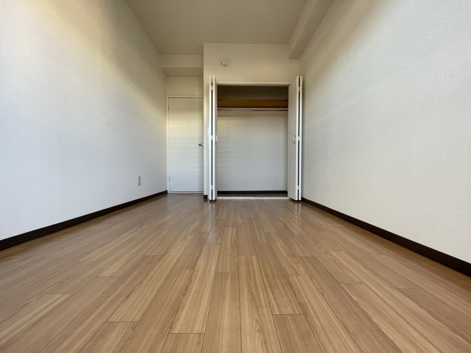 北側の洋室6帖です。クローゼット付き