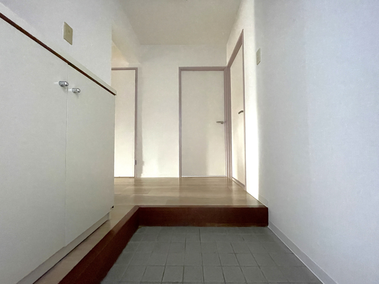 玄関にはコンパクトな下駄箱があります