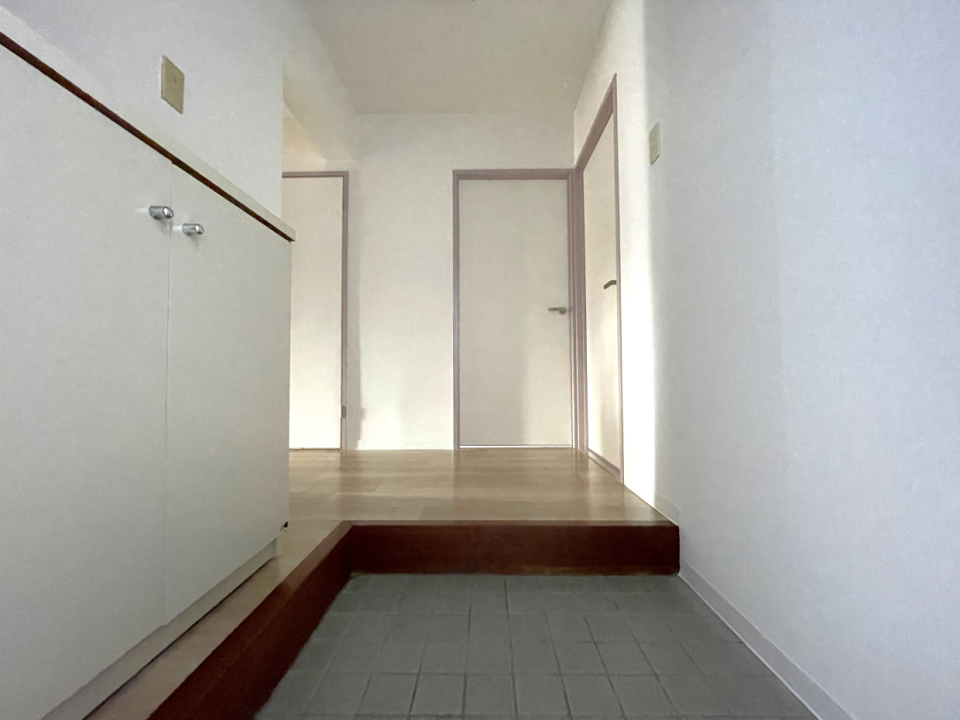 玄関にはコンパクトな下駄箱があります