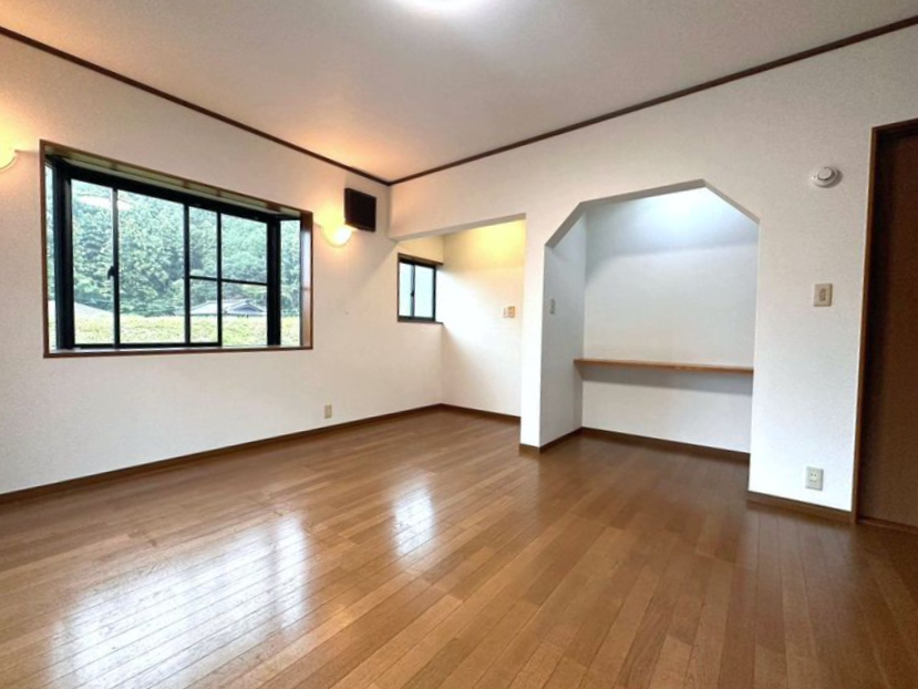 2階洋室。窓から見える緑が美しいです。