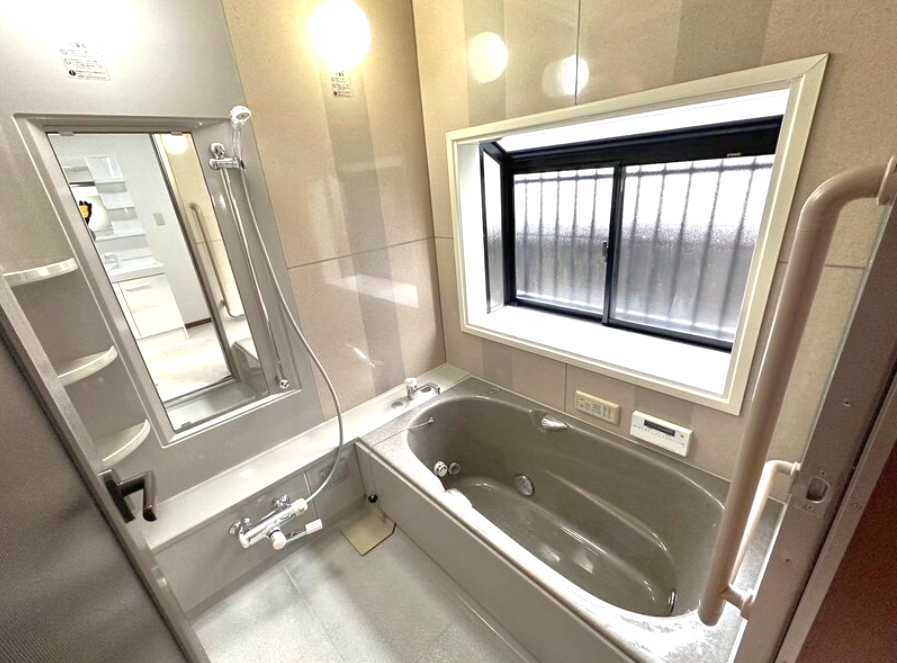 浴室も窓付きで快適！