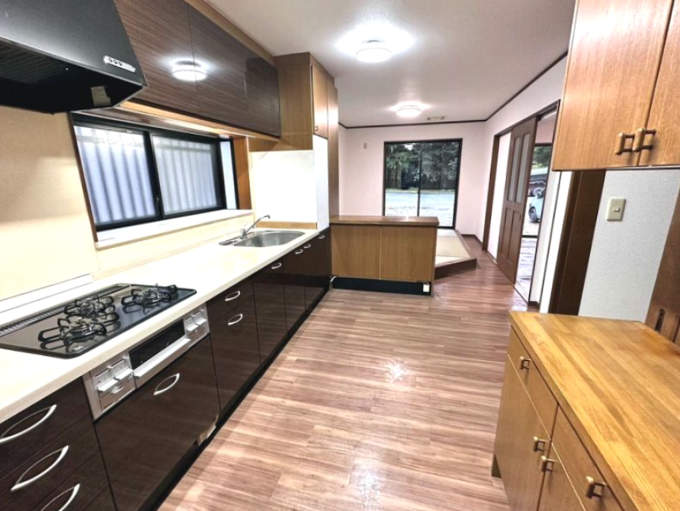 1階の大きなシステムキッチン。食器棚もついています！