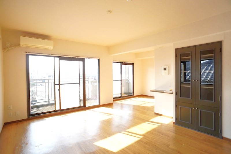 リビングには扉付きの収納が既設されています。