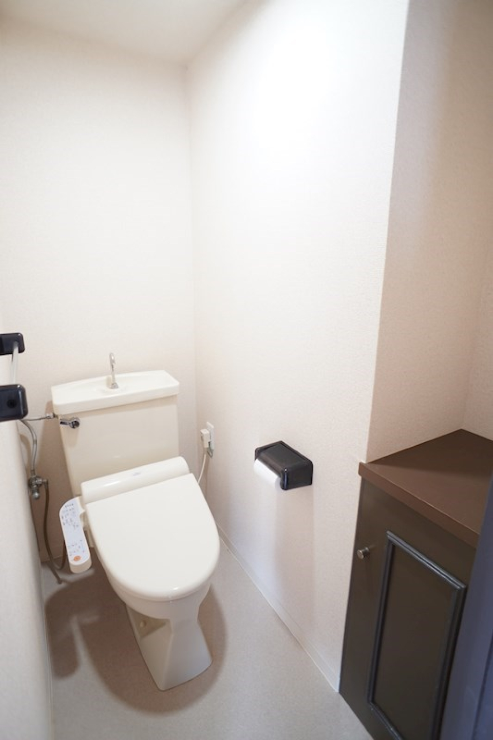 トイレ内にも棚がついています。