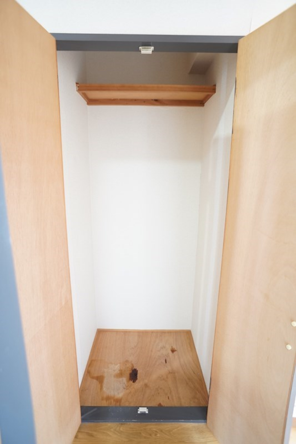 こちらのお部屋にも収納がついています