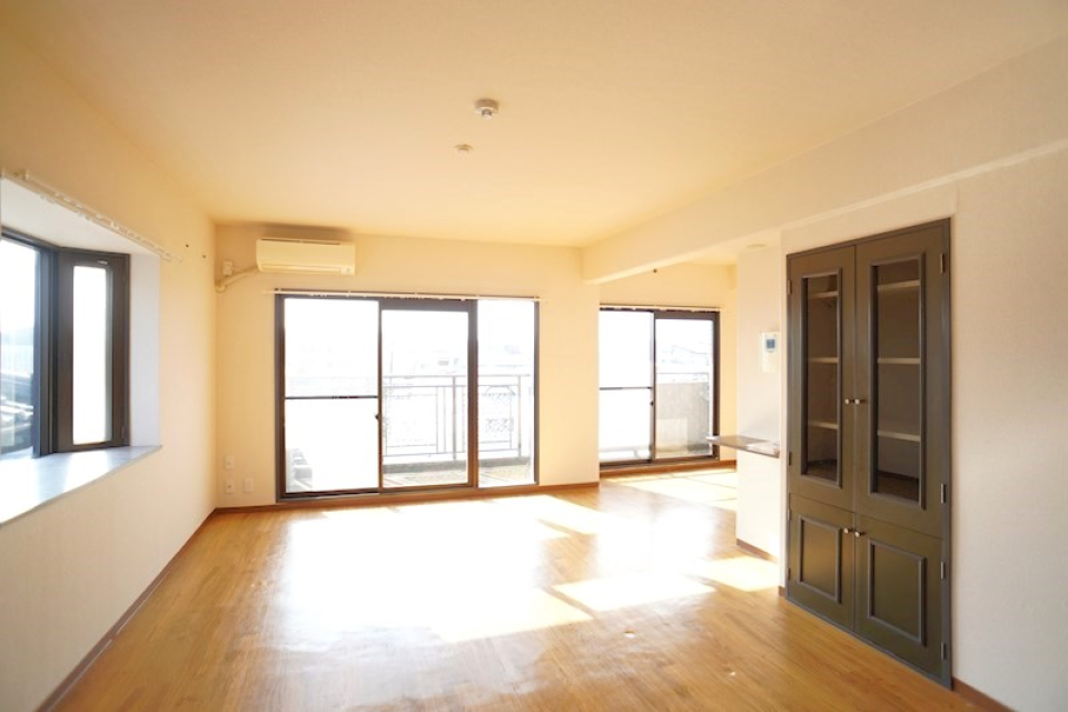 こちらは角部屋。出窓が素敵