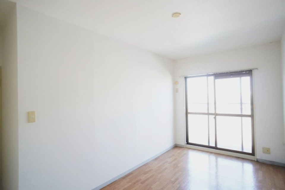 バルコニー付きの洋室①