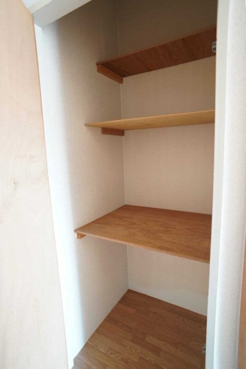 洋室①の広々収納