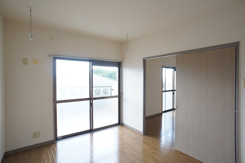 ベランダとキッチンに繋がる洋室①