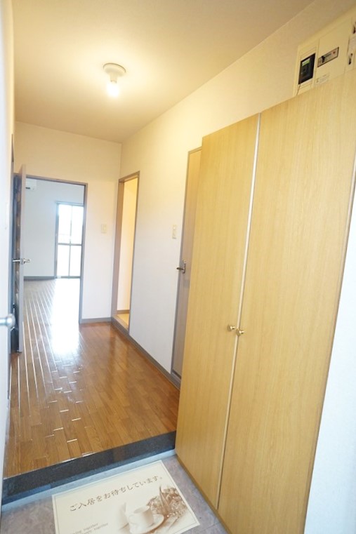 大きなシューズクローゼットのある玄関