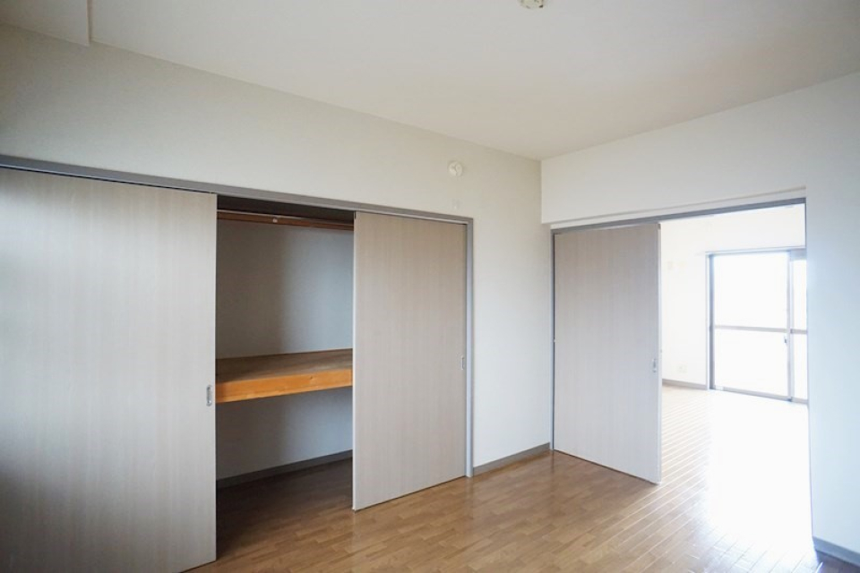 たっぷりの収納スペースがある洋室②
