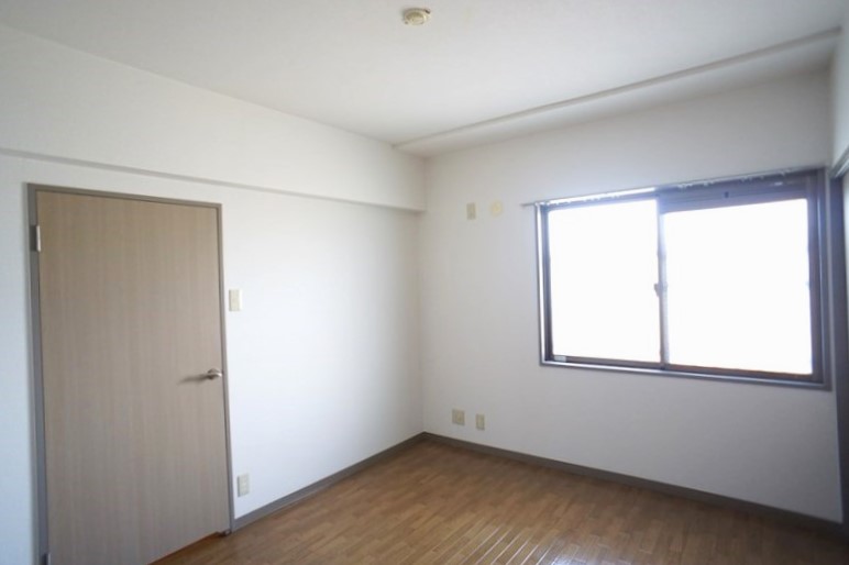 角部屋の特権！大きめの窓がる洋室②