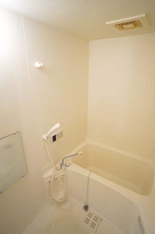 白を基調とした浴室