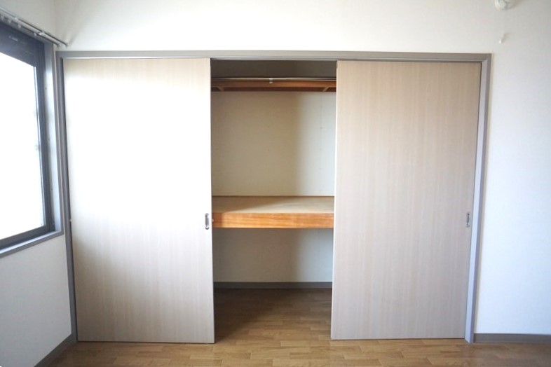 洋室②の広々収納