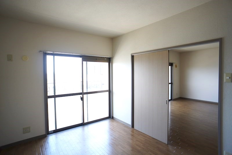 洋室から見えるリビング