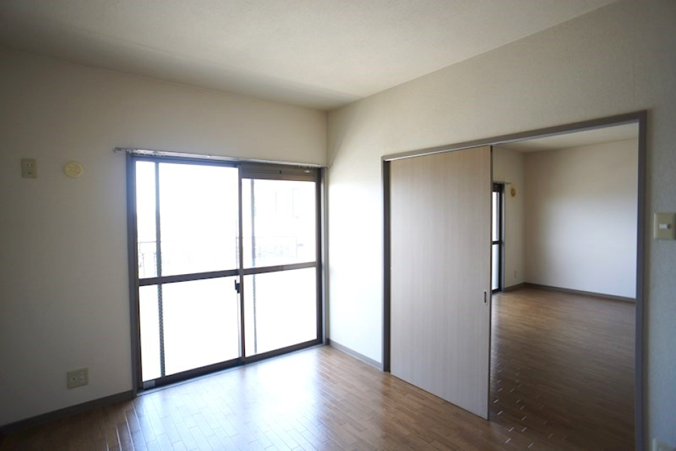 洋室から見えるリビング