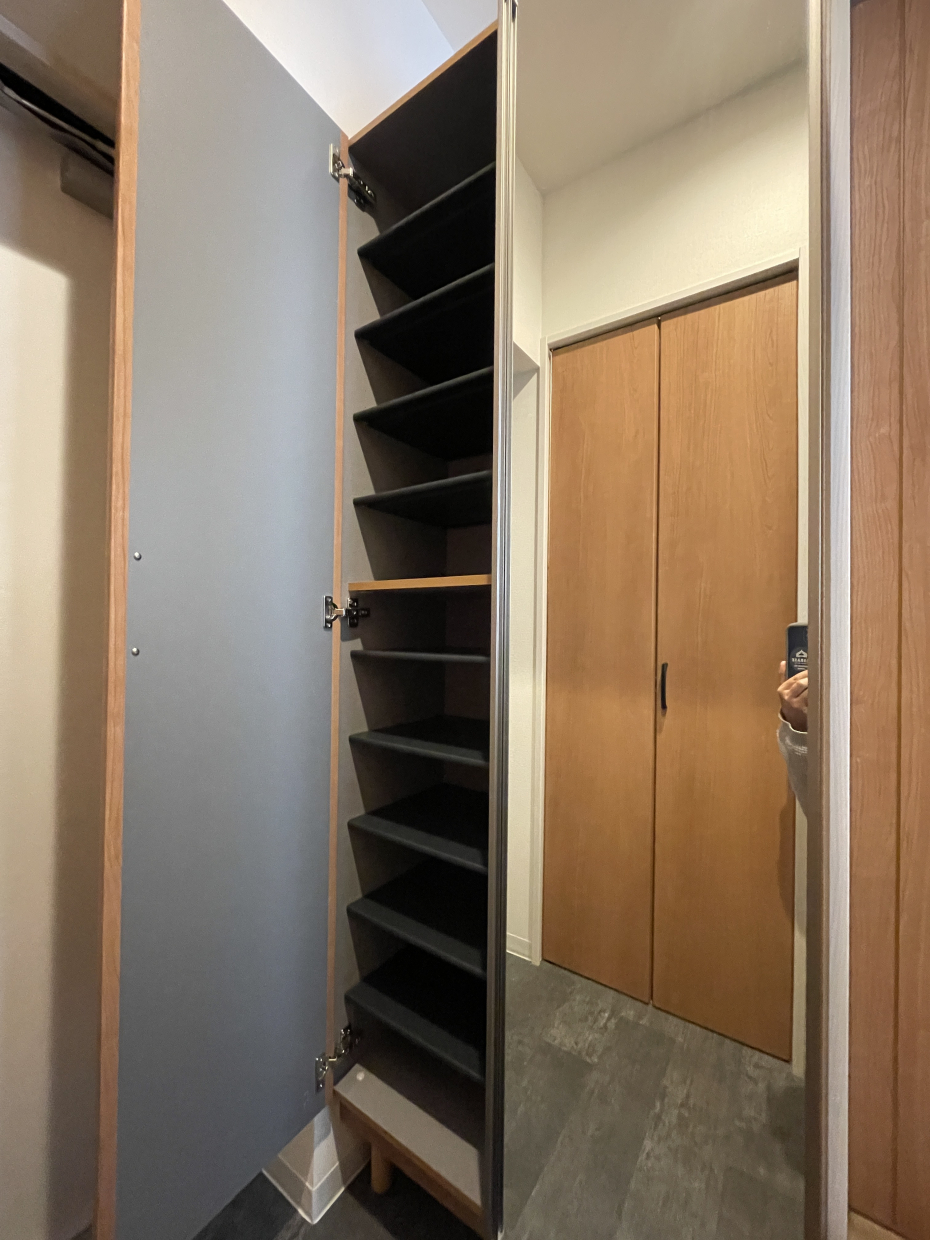 シューズクローゼットは鏡付き