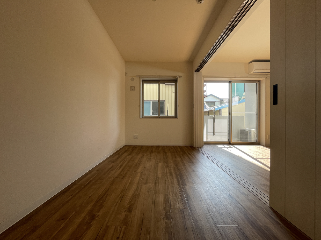 隣の洋室は5.6帖。暗さが寝室にちょうどいい