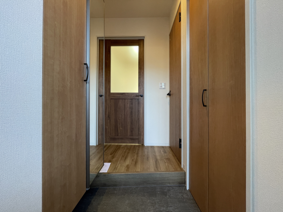 玄関から温かみを感じます