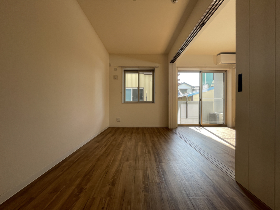 隣の洋室は5.6帖。暗さが寝室にちょうどいい