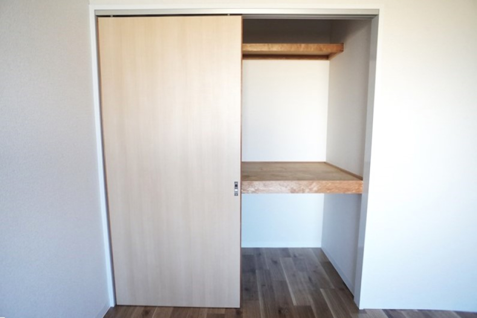 衣替えをしても余裕でお布団などが入りそうな収納