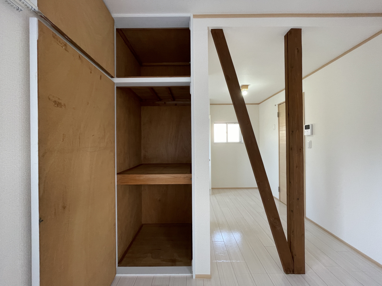 収納は押入タイプ。
