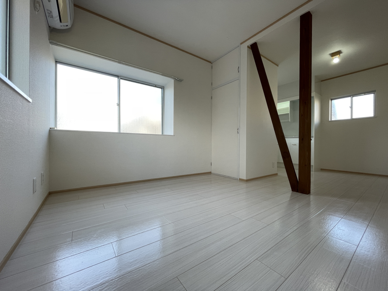 LDKは8.5帖。柱と収納でゆるりと空間をゾーニング。