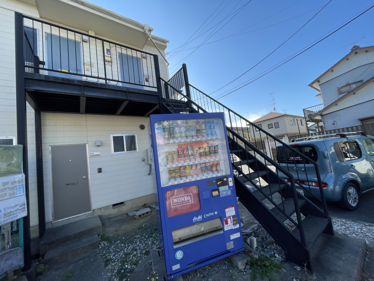 建物前に自販機＆ゴミ置き場があります。