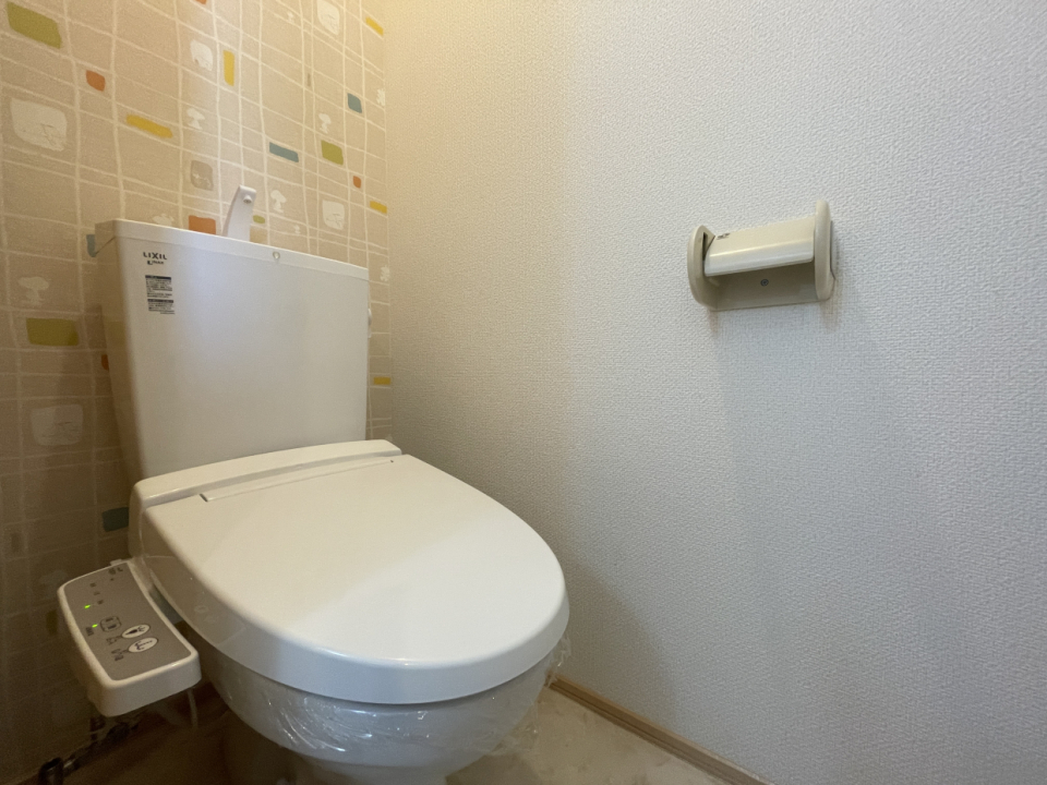 トイレ。背面のクロスがアクセント。