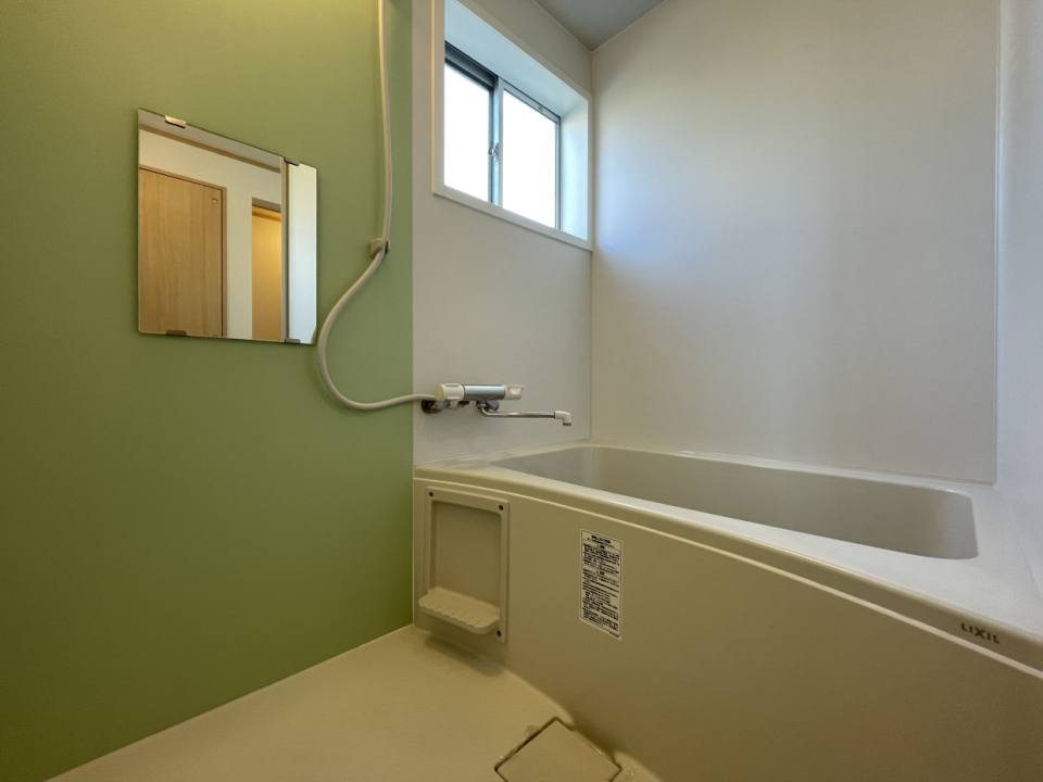 浴室。換気窓と鏡付き。