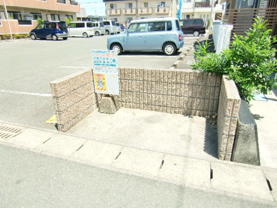 家の目の前にゴミ捨て場あります