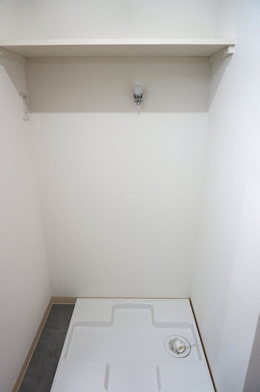 洗濯機置場にも収納する棚あります