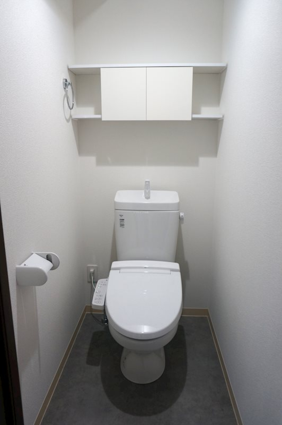 収納棚付きトイレ
