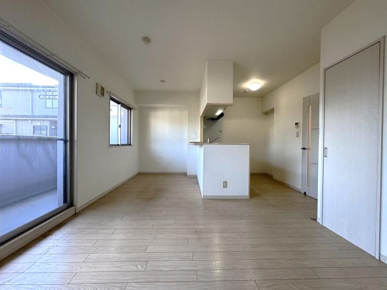 LDKに面する大きな窓がお部屋を明るくする