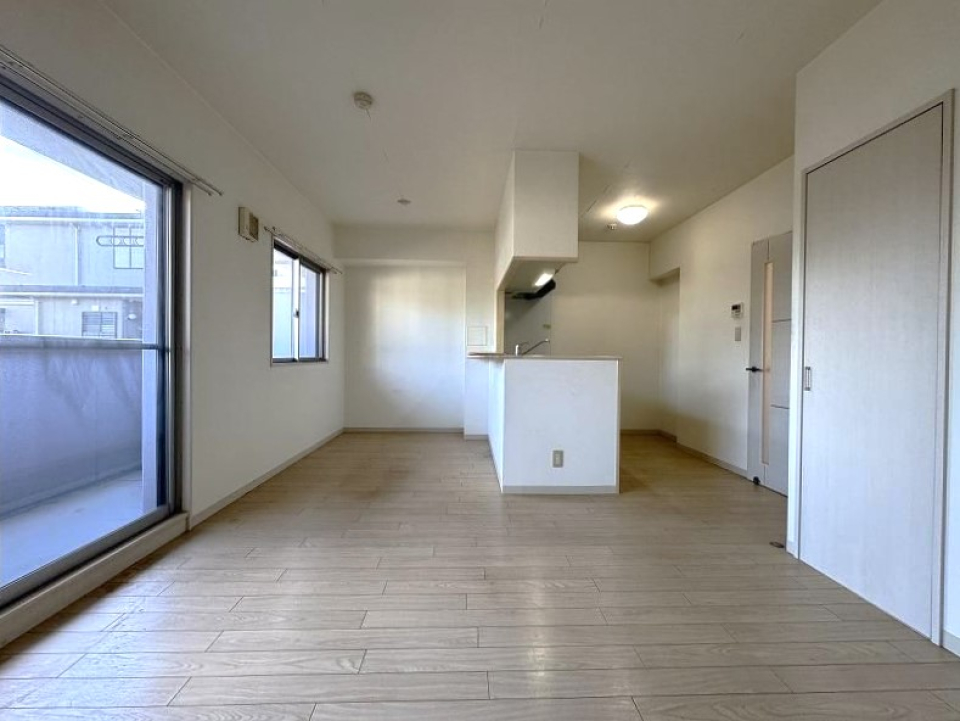 LDKに面する大きな窓がお部屋を明るくする