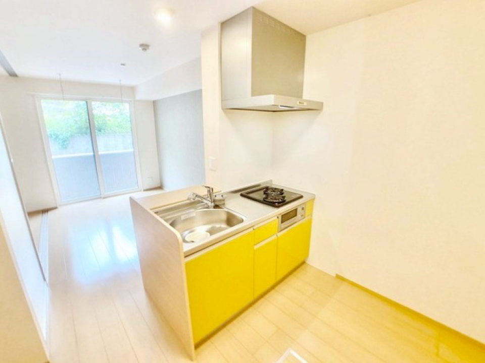 黄色がアクセントの対面式キッチン