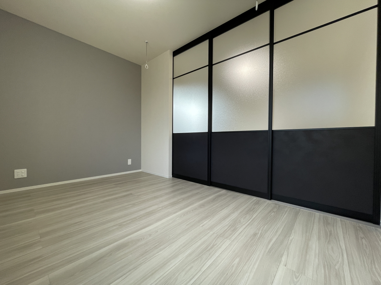 洋室は5.2帖。グレーのアクセントクロスが落ち着く