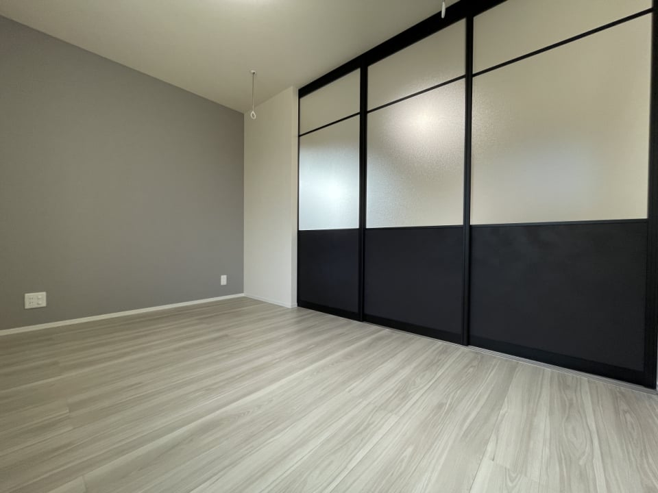 洋室は5.2帖。グレーのアクセントクロスが落ち着く