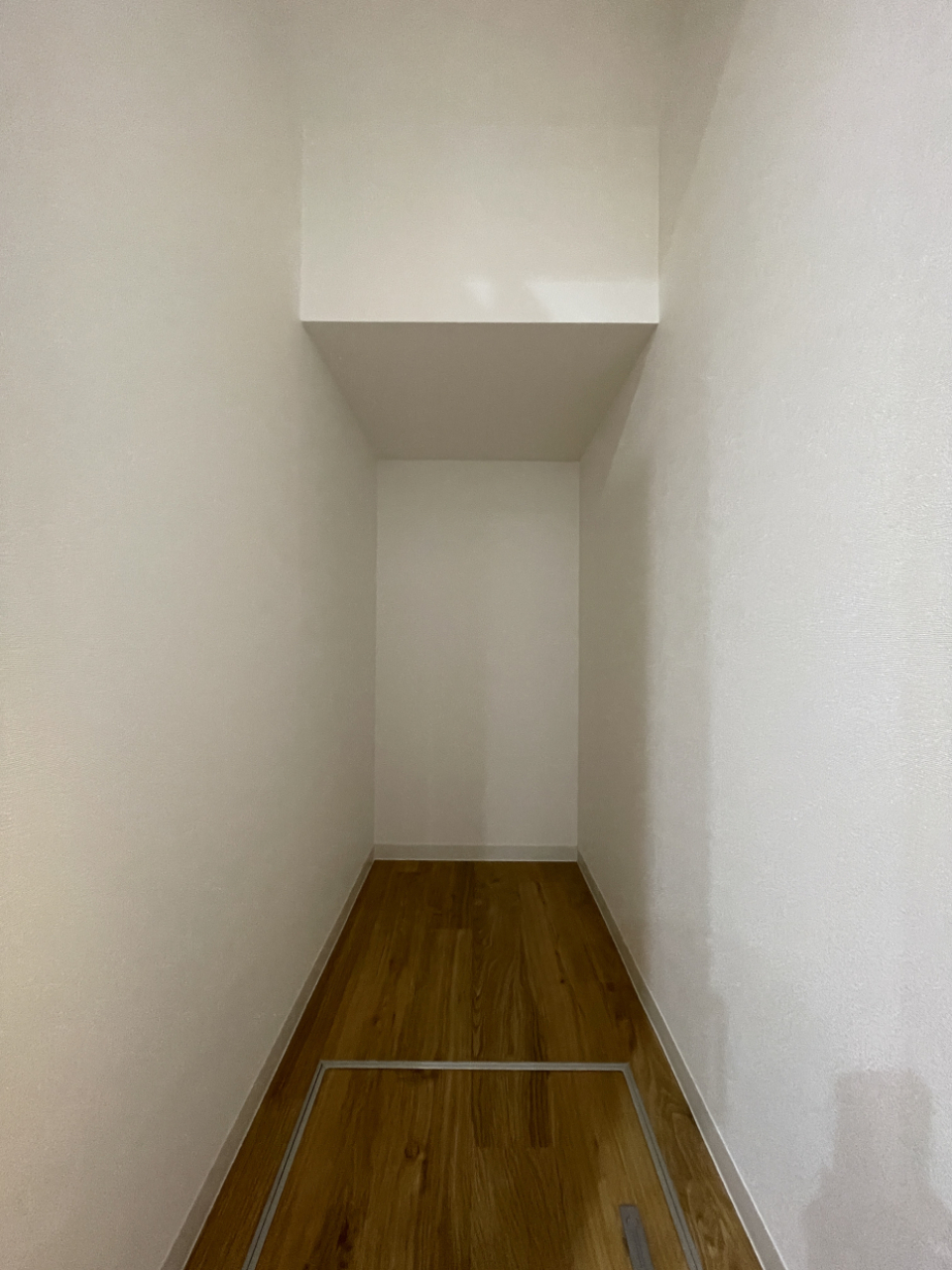 階段下にも収納あります